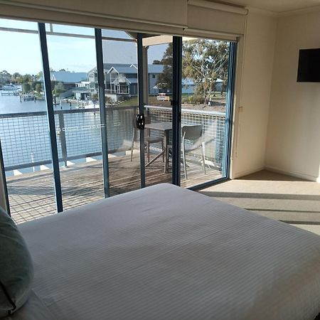 Captains Cove Resort - Waterfront Apartments Пейнсвилл Экстерьер фото