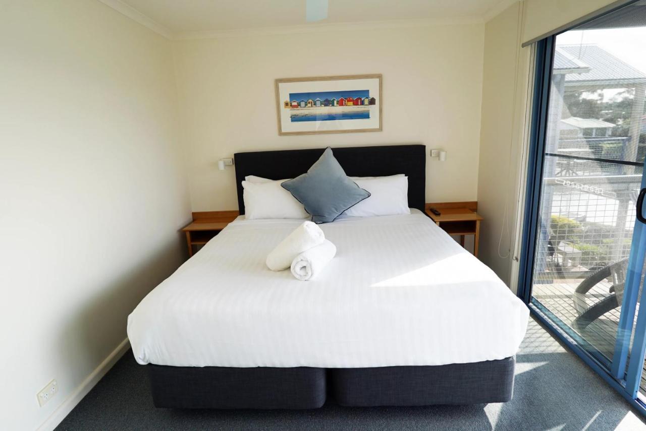 Captains Cove Resort - Waterfront Apartments Пейнсвилл Экстерьер фото