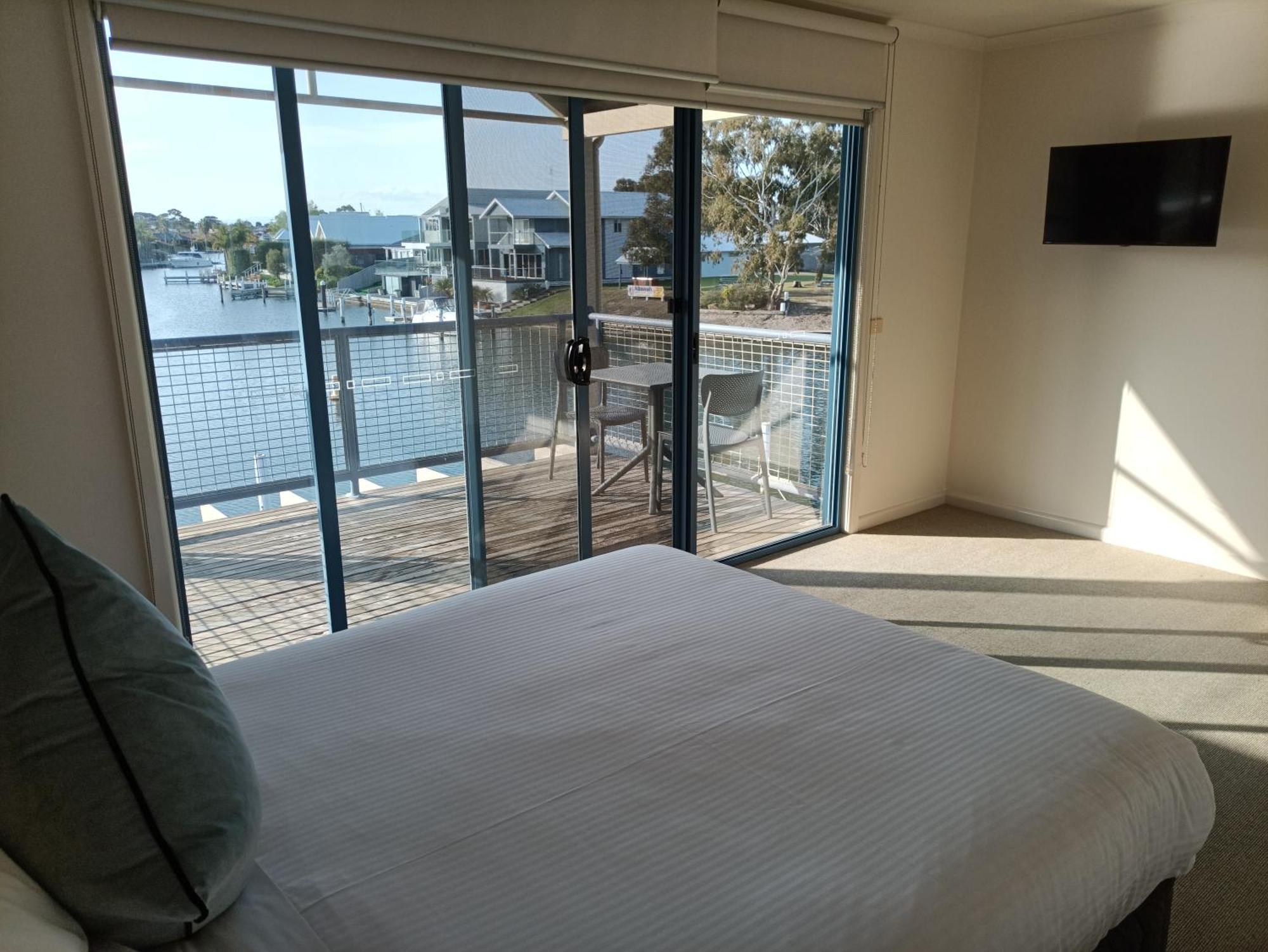 Captains Cove Resort - Waterfront Apartments Пейнсвилл Экстерьер фото
