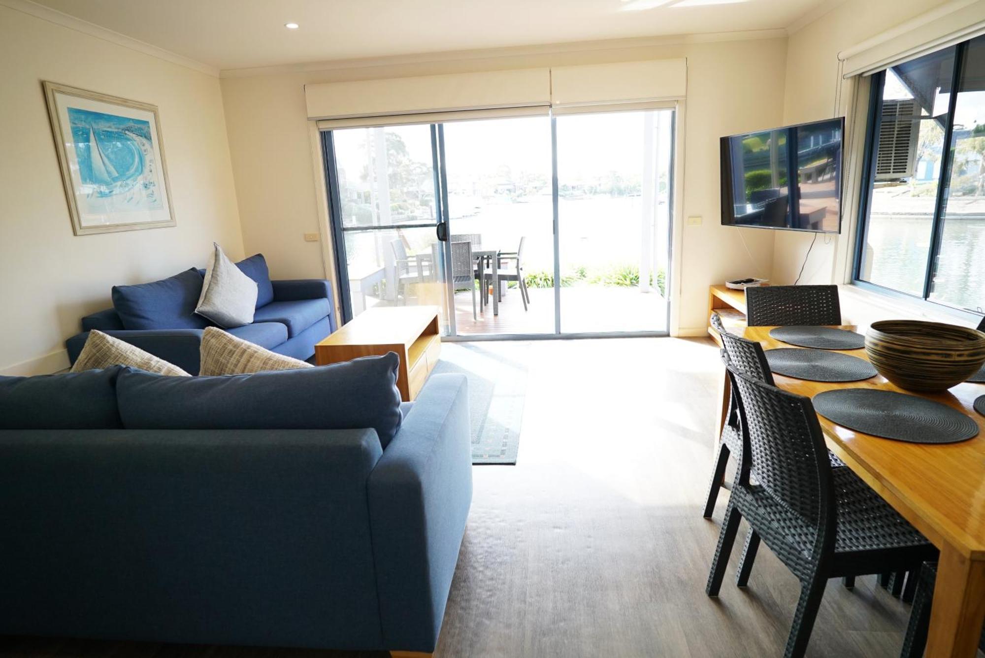 Captains Cove Resort - Waterfront Apartments Пейнсвилл Экстерьер фото